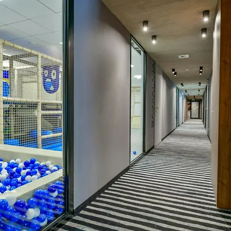 Admus - Port Bay * Kolobřeh